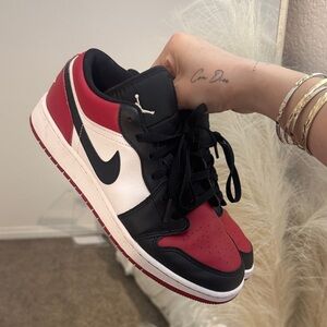 Nike Women's Black White Red Low-Top Athletic Shoes